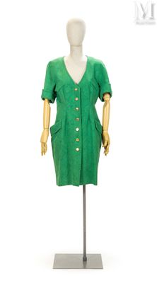 une photo d'un mannequin vêtu d'une robe verte, posé sur un pied