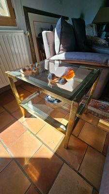 une table en verre sur laquelle sont posées des oranges, dans un salon