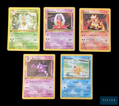 Quatre cartes Pokémon différentes sont représentées sur une surface noire.