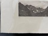 une photo en noir et blanc d'une chaîne de montagnes