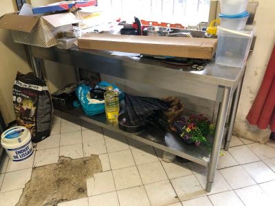 une image d'une cuisine avec un évier et un comptoir