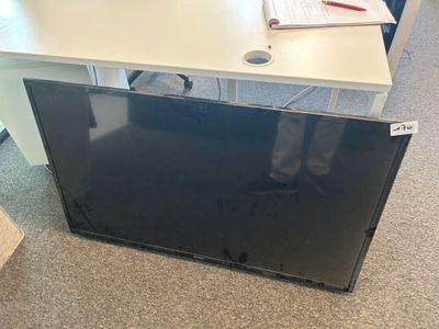 un téléviseur posé sur un bureau dans un bureau