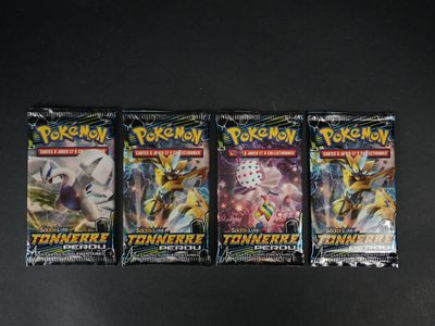 trois paquets de cartes à collectionner Pokémon posés sur une table