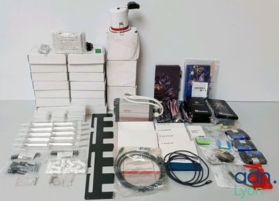 un grand nombre d'appareils électroniques posés sur une table