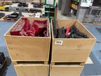 Lot n°364 en deux caisses bois : ensemble de cales de vitrag…