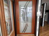 une porte en bois avec une vitre à l'intérieur
