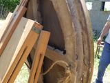 un homme qui se tient à côté d'une grande roue
