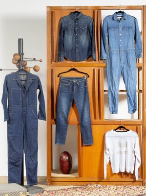 une vitrine présentant une sélection de jeans