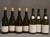 plusieurs bouteilles de vin sont alignées sur une table