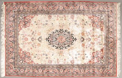 un tapis oriental orné d'un motif en médaillon sur fond blanc