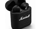 Les écouteurs sans fil Marshall se trouvent dans un étui