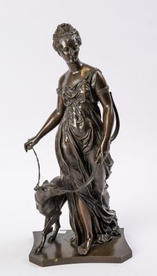 une statue antique en bronze représentant une femme accompagnée d'un chien, posée sur un socle en marbre