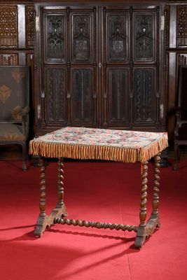 une petite table sur laquelle est posé un coussin, au milieu d'une pièce
