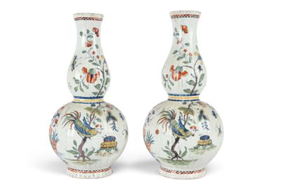 une paire de vases décorés d'oiseaux et de fleurs sur fond blanc