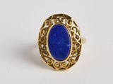 une bague en or sertie d'un lapis-lazuli au centre