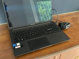 un ordinateur portable posé sur un bureau en bois