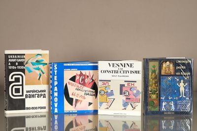 de nombreux livres exposés sur une table