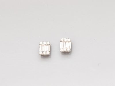 paire de boucles d'oreilles en diamant sur fond blanc