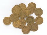 une pile de vieilles pièces de monnaie sur une surface blanche