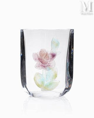 un vase en verre contenant une fleur