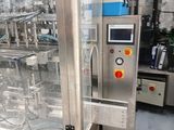 une machine qui contient beaucoup de verres vides
