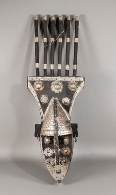 une image représentant un masque en bois et en métal
