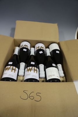 six bouteilles de vin dans un carton sur une table