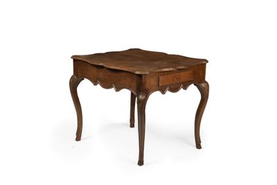 une petite table en bois surmontée d'un tiroir