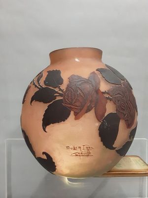 un vase exposé dans une vitrine