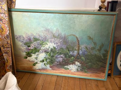 un tableau représentant un panier de lilas posé par terre
