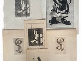 de nombreux types de dessins exposés sur le mur