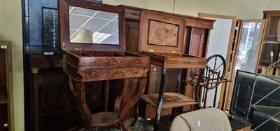 un vieux piano et une chaise dans une pièce