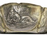 une assiette ancienne en argent sur laquelle figure, au centre, l'image d'une femme et d'un enfant