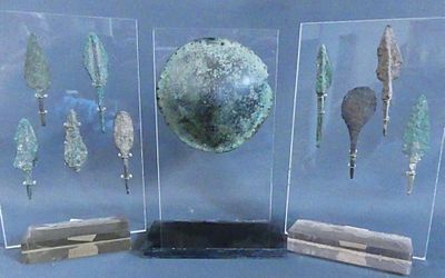 une vitrine contenant divers objets