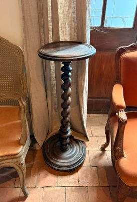 deux chaises et une table dans le coin d'une pièce