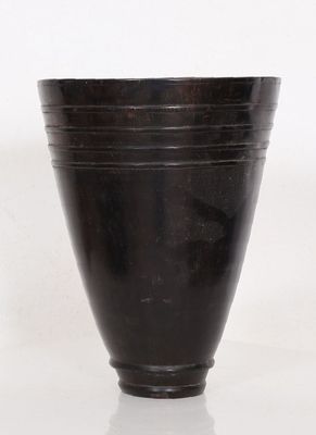 Vase en corne sombre, le corps mouluré de quatre joncs.