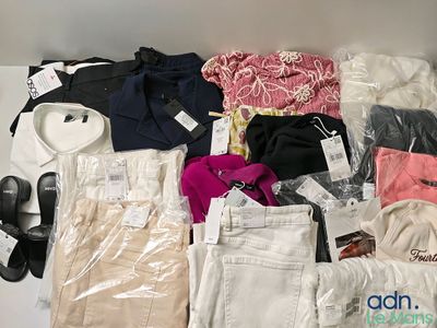 de nombreux types de vêtements et de chaussures posés sur la table