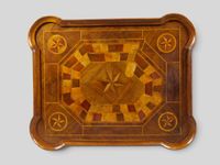 Table à jeu de forme galbée à décor de croix (probablement d… (photo 4)