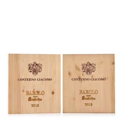 deux caisses en bois ornées d'étiquettes de vin sur fond blanc