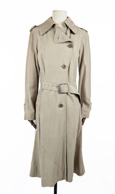une photo d'un trench-coat beige sur un mannequin