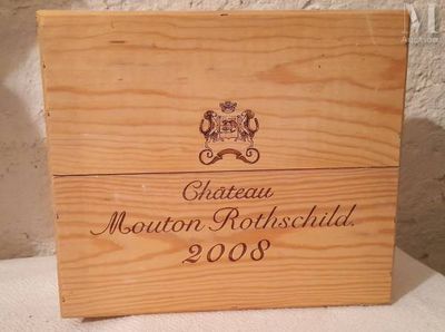 une boîte en bois sur laquelle est apposée une étiquette de vin