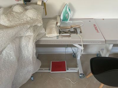 Une table BANDA avec emplacement de machine à coudre