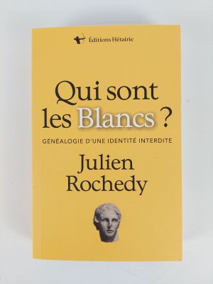 une couverture de livre jaune sur laquelle figure une statue représentant une tête