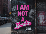 une pancarte sur laquelle on peut lire « Je ne suis pas une Barbie Girl », accrochée sur la façade d'un immeuble