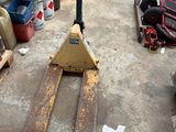 un chariot élévateur garé dans un garage rempli d'outils