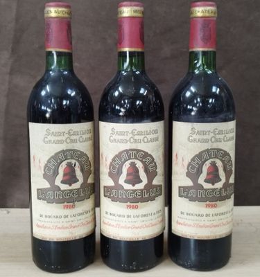 trois bouteilles de vin posées sur une table l'une à côté de l'autre