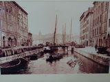 une photo en noir et blanc d'un canal avec des bateaux dessus