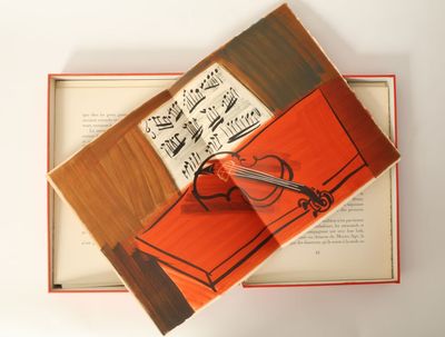 un livre ouvert sur lequel est posé un violon