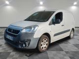 la camionnette blanche est garée sur le sol en damier d'une pièce