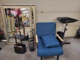 une chaise bleue et un miroir dans une pièce